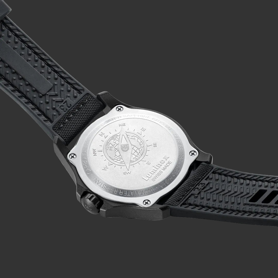 שעון לומינוקס Atacama Field 43mm בלאקאאוט מוצג על יד – Luminox Atacama Field BlackOut 43mm | Signature Studio