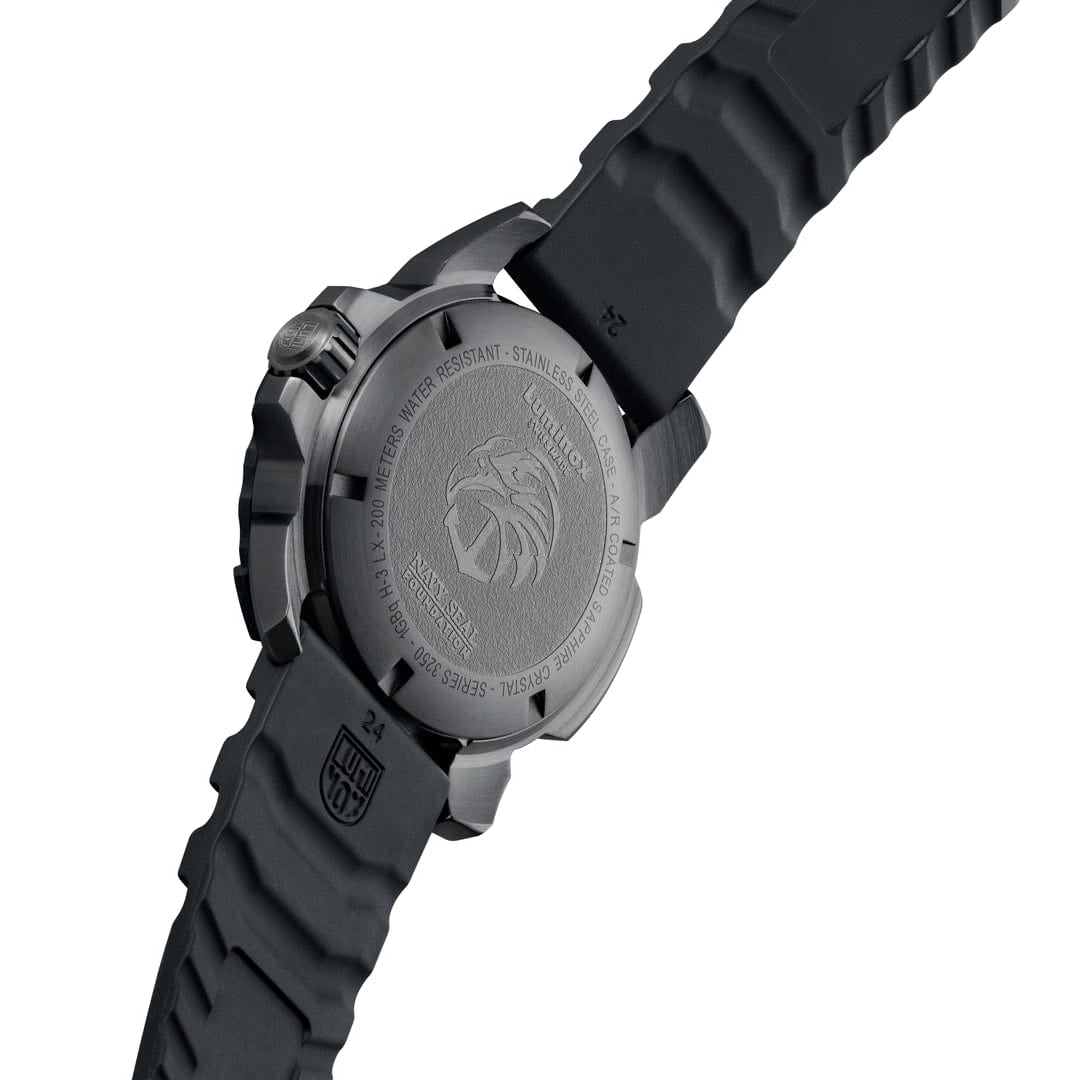 שעון לומינוקס Navy SEAL R.S.C חול מוצג על יד – Luminox Navy SEAL R.S.C Sand | Signature Studio