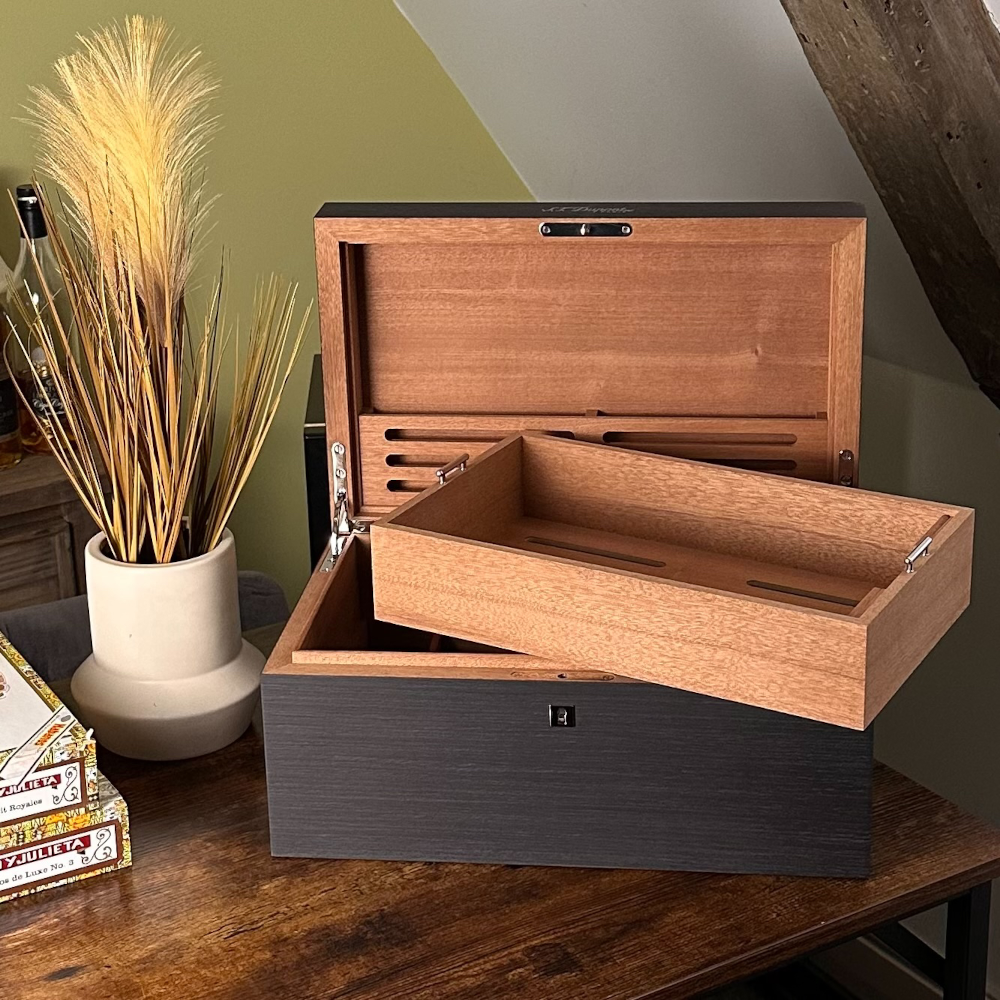 Cigar-humidor