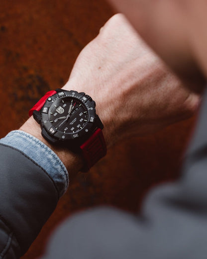 Luminox Master Carbon SEAL Automatic Red