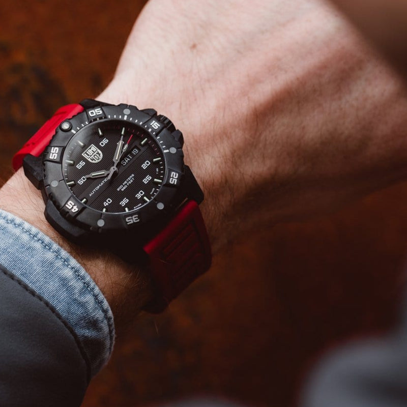 מבט על גב שעון לומינוקס Master Carbon SEAL Automatic אדום – Luminox Master Carbon SEAL Automatic Red | Signature Studio