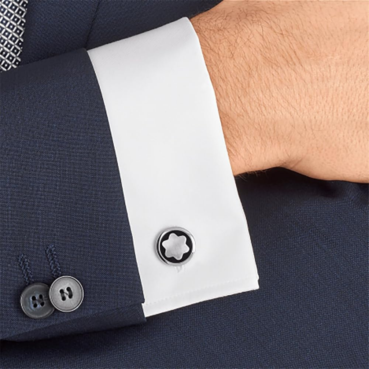 קישורי שרוול מונבלאן כוכב על חולצה לבנה – Montblanc Star Cufflinks | Signature Studio