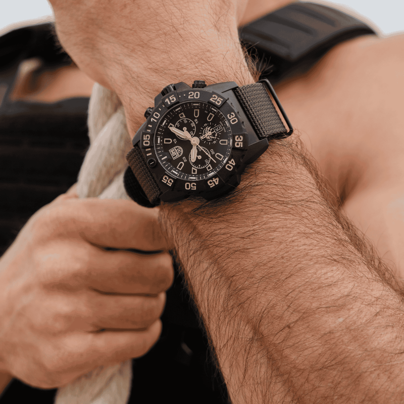 מבט קדמי על שעון לומינוקס Navy SEAL Foundation Military עם לוח מואר – Luminox Navy SEAL Foundation Military Watch | Signature Studio