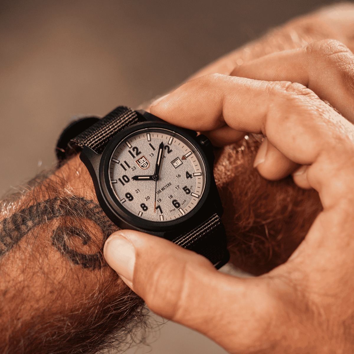 פרטי לוח שעון לומינוקס Atacama Field חול – Luminox Atacama Field Sand 43mm | Signature Studio