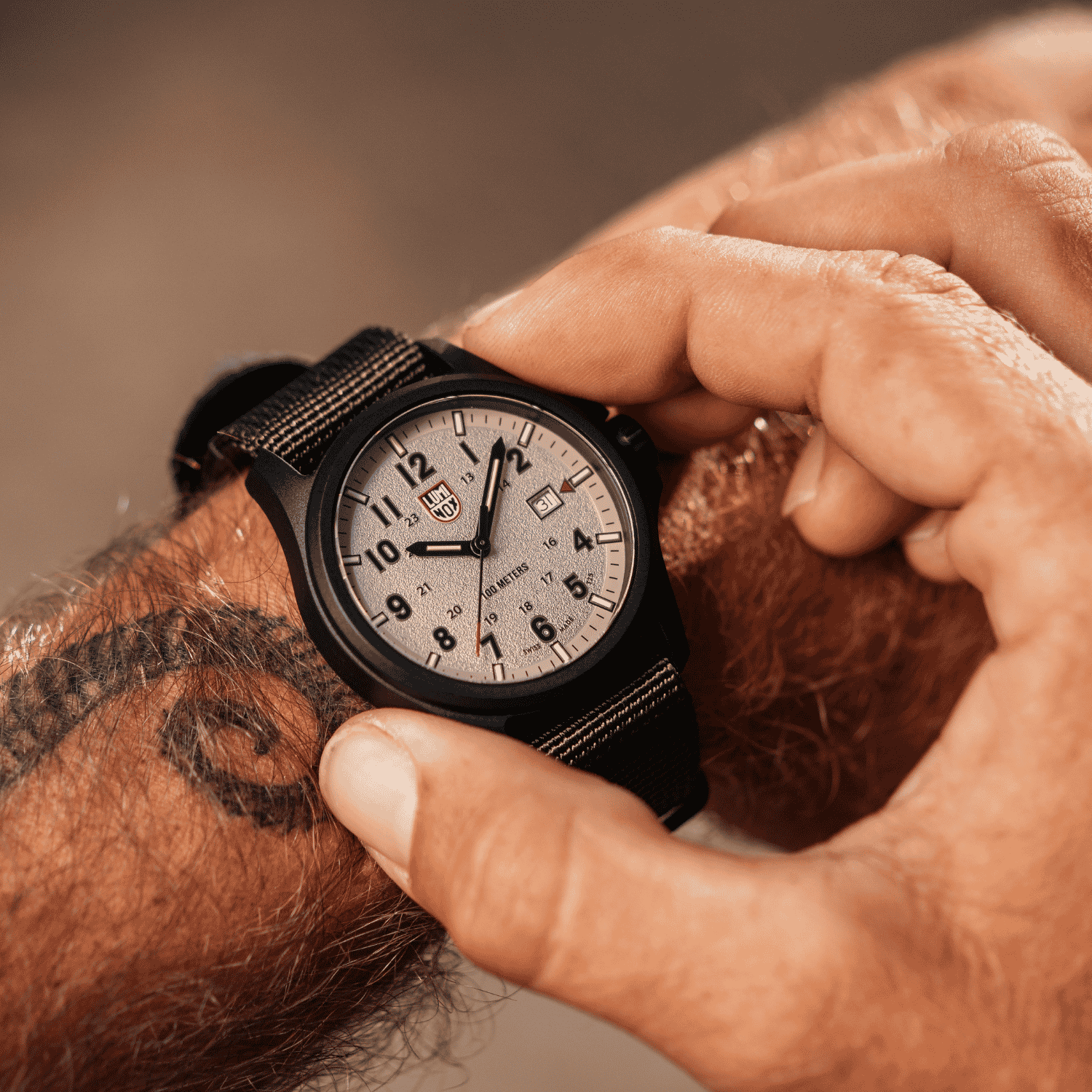 פרטי לוח שעון לומינוקס Atacama Field חול – Luminox Atacama Field Sand 43mm | Signature Studio