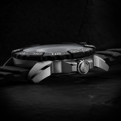 מבט על גב שעון לומינוקס Navy SEAL R.S.C שחור – Luminox Navy SEAL R.S.C Black | Signature Studio