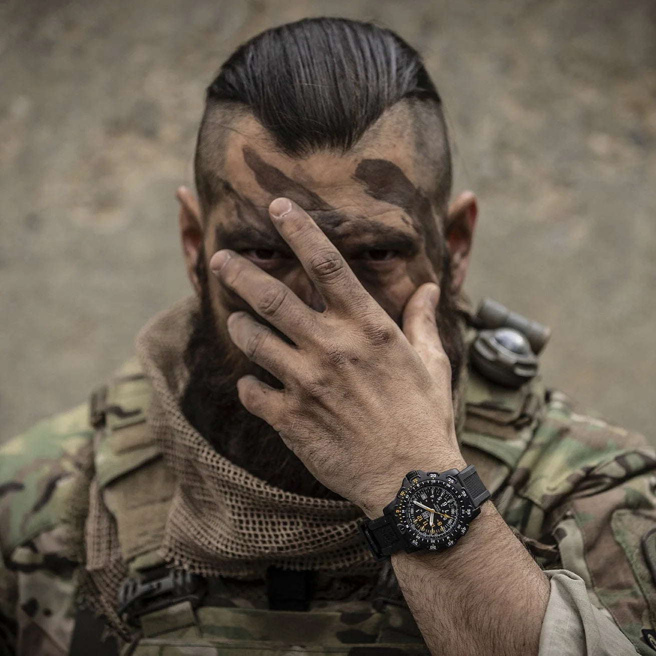 מבט על גב שעון לומינוקס RECON Point Man 8820 Series – Luminox RECON Point Man 8820 Series Heritage | Signature Studio
