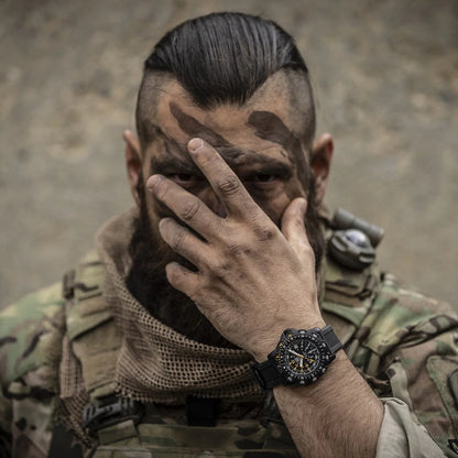 מבט על גב שעון לומינוקס RECON Point Man 8820 Series – Luminox RECON Point Man 8820 Series Heritage | Signature Studio