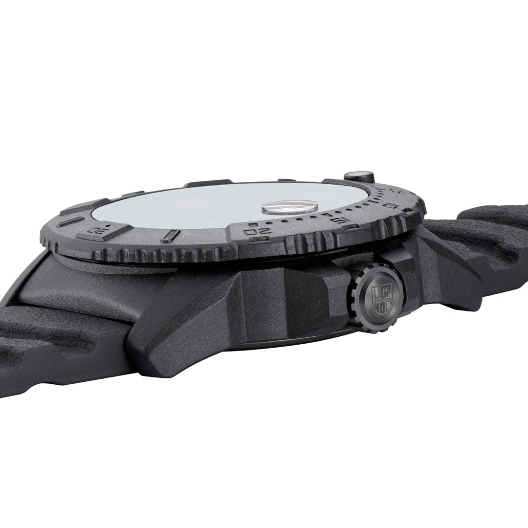מבט מקרוב על כתר ורצועה של שעון לומינוקס Navy SEAL Blackout – Luminox Navy SEAL Foundation Military Blackout | Signature Studio