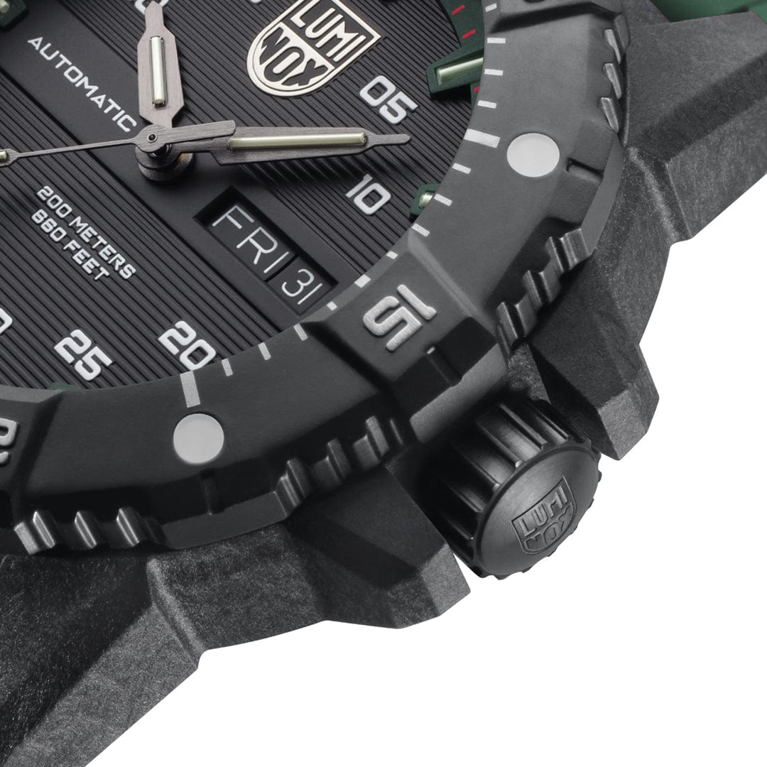 שעון לומינוקס Master Carbon SEAL Automatic ירוק מוצג על יד – Luminox Master Carbon SEAL Automatic Green | Signature Studio