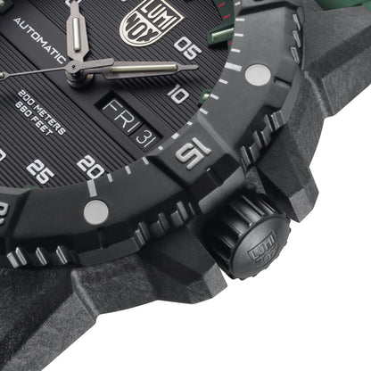 שעון לומינוקס Master Carbon SEAL Automatic ירוק מוצג על יד – Luminox Master Carbon SEAL Automatic Green | Signature Studio