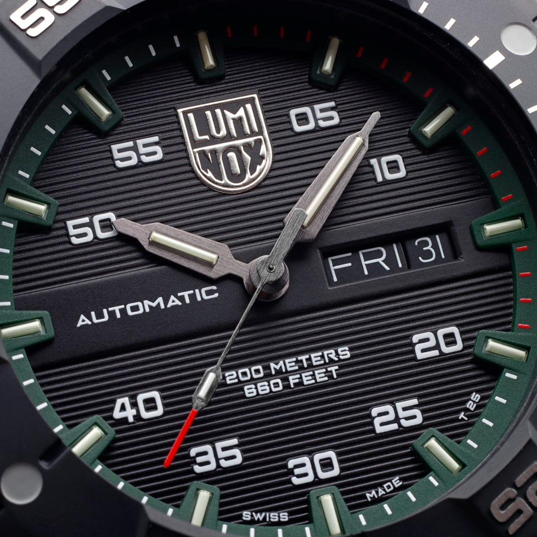פרטי מארז קרבון של שעון לומינוקס Master Carbon SEAL ירוק – Luminox Master Carbon SEAL Automatic Green | Signature Studio