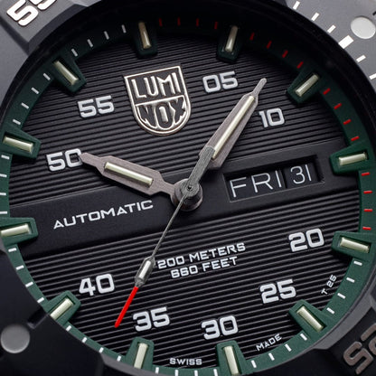 פרטי מארז קרבון של שעון לומינוקס Master Carbon SEAL ירוק – Luminox Master Carbon SEAL Automatic Green | Signature Studio