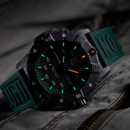מבט קדמי על שעון לומינוקס Master Carbon SEAL Automatic ירוק – Luminox Master Carbon SEAL Automatic Green | Signature Studio